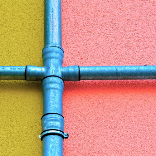Soluciones Prácticas de Fontanería: Cómo Ocultar las Tuberías Externas con Estilo
